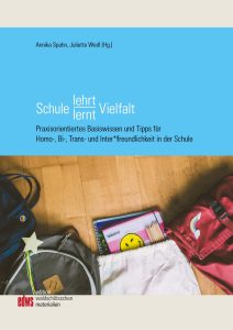 Titelblatt des ersten Bandes "Schule lehrt/lernt Vielfalt". Auf dem Bild sind Schultaschen zu sehen, die auf dem Boden liegen.